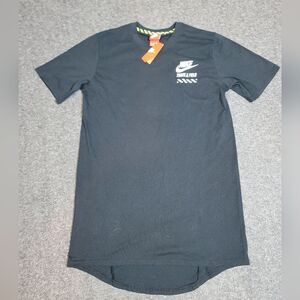 Nike Track & Field Run The Earth T-Shirt Men’s Medium Black Long Scoop Hem NWT